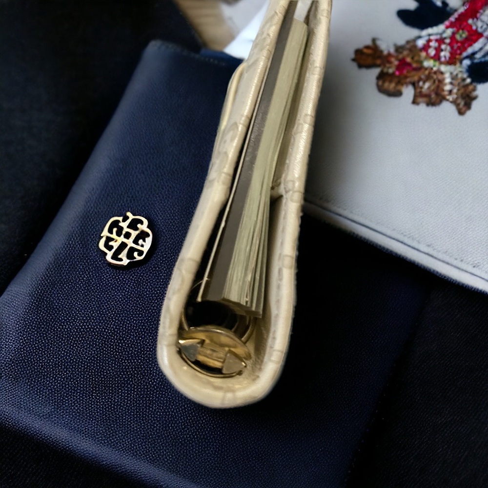 Gucci Agenda/Address book EUC - Picture 6 of 7